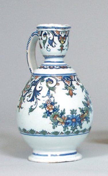 Pichet patronymique à col étranglé, décor polychrome de lambrequins, guirlandes de fleurs, filets et godron