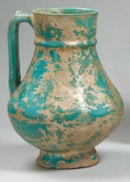 PICHET TURQUOISE Pichet à panse carénée cannelée, cerclé d'un bourrelet autour du col et anse vertical