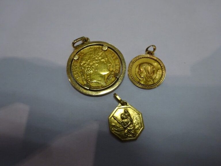 PIECE de 20 francs or montée en pendentif et datée de 185