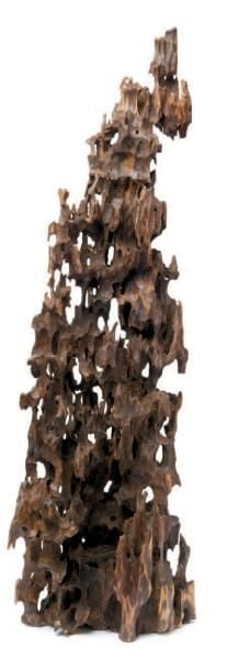 Pièce en bois dur des Philippines patinée et sculptée évoquant un penjing chinois exécuté avec une pierre du lac Xih