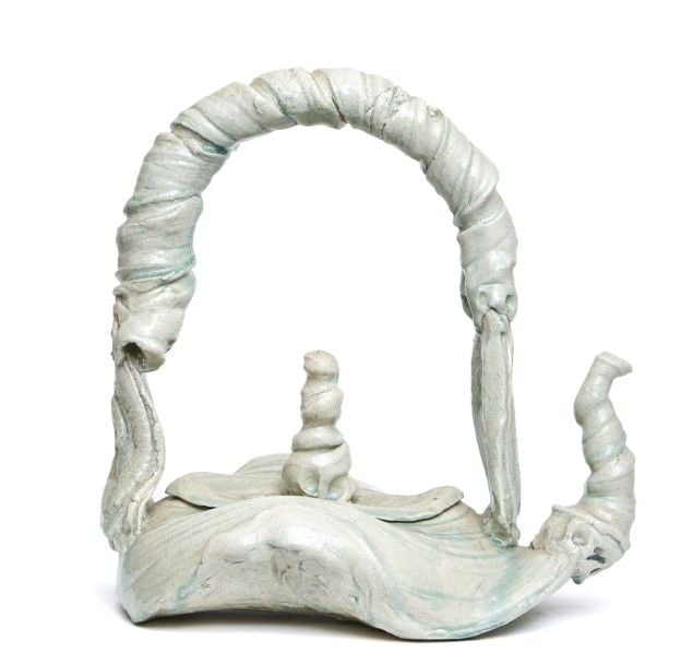 Pièce en céramique moderne ayant la forme d'un très grand récipient à saké ou th