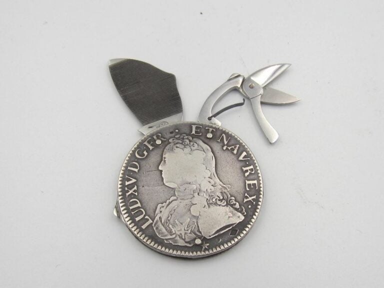 Pièce Louis XV en argent dissimulant une manucure en acie