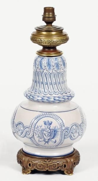Pied de lampe à pétrole de forme balustre en faïence blanche à décor armorié (ville de Nancy
