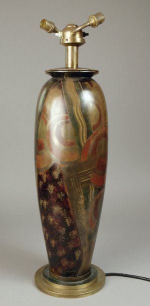 Pied de lampe en métal estampé à corps ovoïde et col ouvert sur socle en bronz