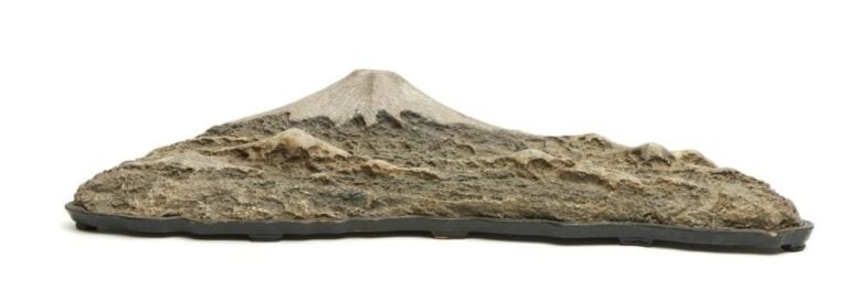 Pierre-paysage (suiseki) composée de rocher volcanique gris et rappelant la forme du Mont Fuji couvert de neig