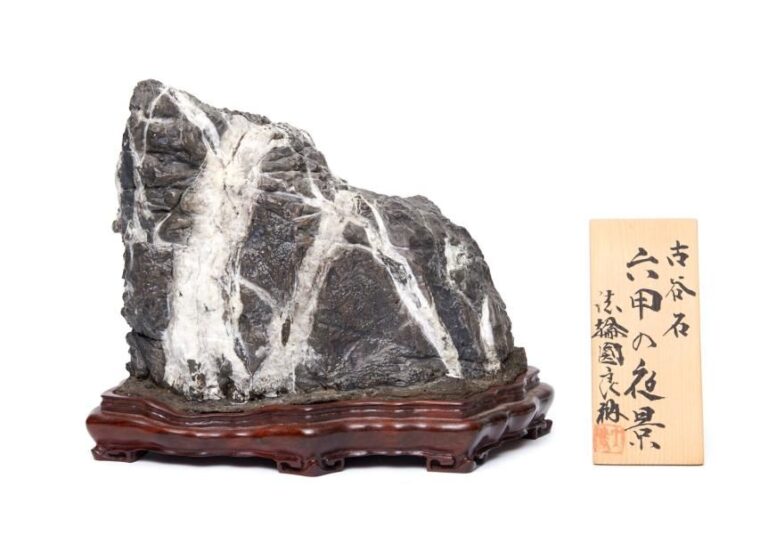 Pierre-paysage suiseki confectionnée avec un «ancien rocher de vallée» de couleur gris-noir et striée de veines verticale