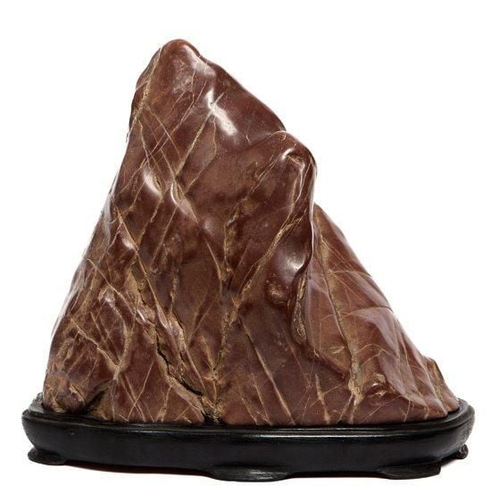 Pierre-paysage (suiseki) de couleur marron-rouge sur un socle de boi