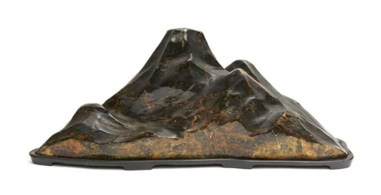 Pierre-paysage suiseki de couleur noir brillant formant l'arête d'une montagn