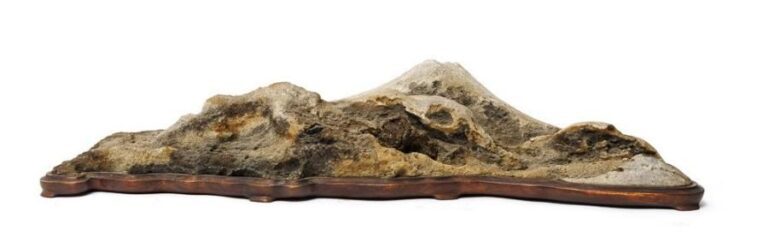 Pierre-paysage suiseki sur un socle de bois confectionnée avec une pierre ryugan (pierre du dragon) de couleur gris-blanch