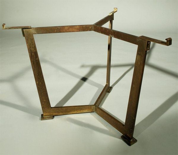 Piétement de table basse triangulaire en acier bruni et attaches de plateau et patin en bronze dor