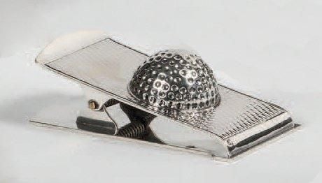 PINCE À COURRIER en argent à motif guilloché et à décor d'une demi-balle de gol