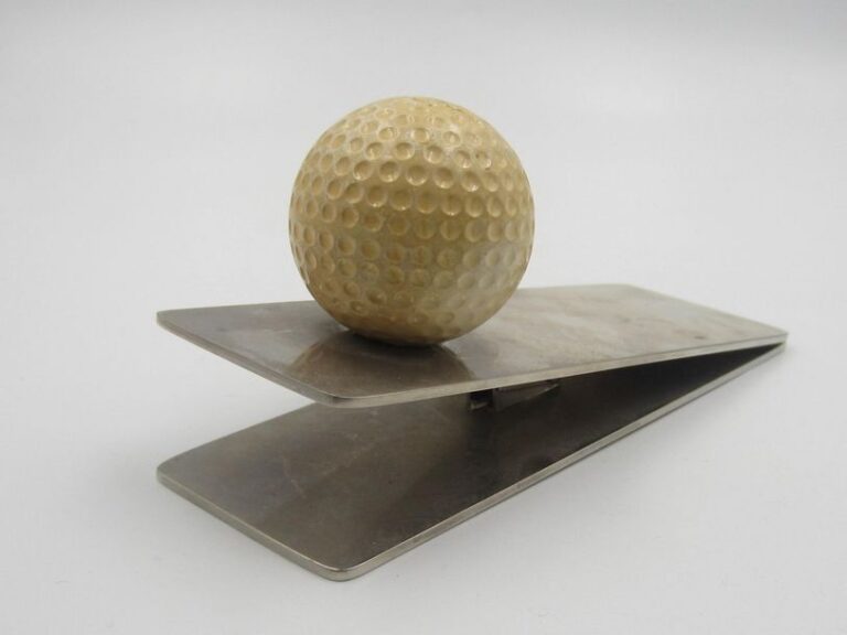Pince à courrier en métal argenté ornée d'une balle de golf