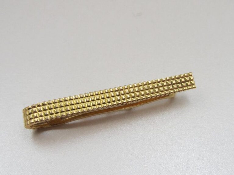 PINCE à CRAVATE en or jaune (750 millièmes) guilloché à motifs «pointes de diamants