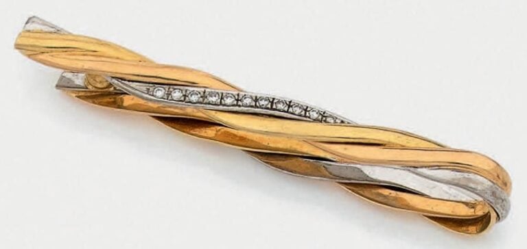 PINCE à CRAVATE trois ors (750 millièmes) tressés, sertis d'une ligne de diamants taille brillan
