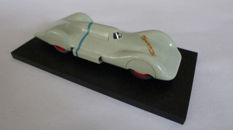 Pionier 2M LSR - Miniature à l'échelle du 1/43e de la voiture de record de vitesse propulsée par deux turbine