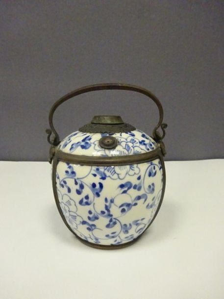 PIPE A EAU / A OPIUM EN PORCELAINE BLEU BLANC