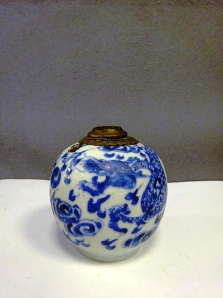 PIPE A EAU / A OPIUM EN PORCELAINE DITE " BLEU DE HUÊ ",