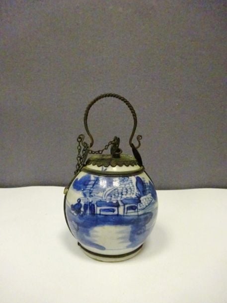 PIPE A EAU / A OPIUM EN PORCELAINE DITE "BLEU DE HUE"