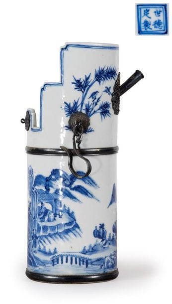 PIPE A EAU / A OPIUM EN PORCELAINE DITE " BLEU DE HUÊ ", SHI DE