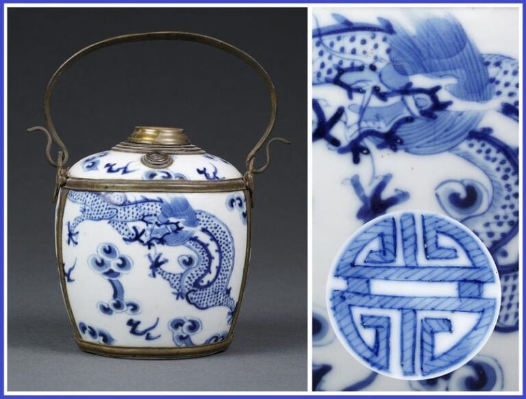 PIPE A EAU A OPIUM EN PORCELAINE DITE "BLEU DE HUÊ", SHOU / THÔ / ?