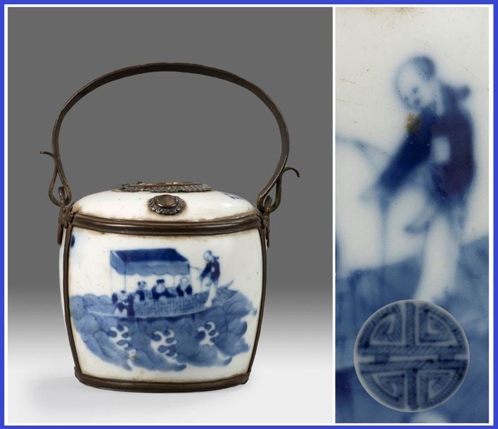 PIPE A EAU A OPIUM EN PORCELAINE DITE BLEU DE HUÊ, SHOU / THÔ / ?