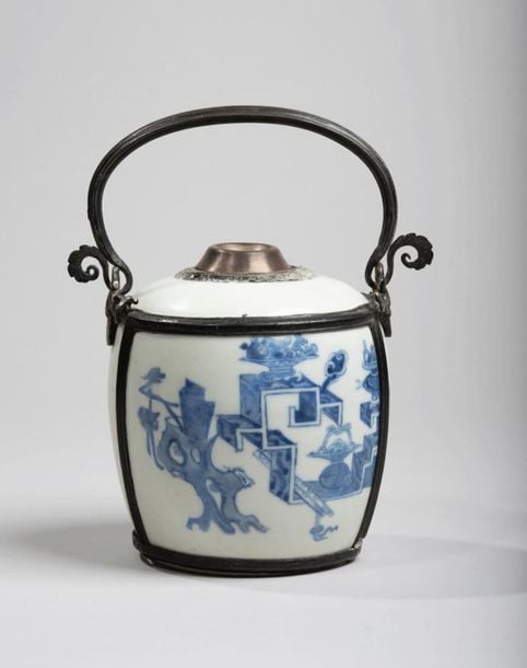 Pipe à eau en porcelaine à décor en bleu sous couverte d'objets de lettré