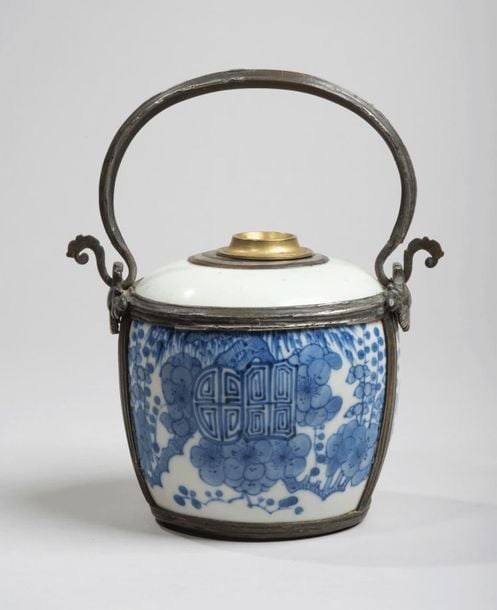 Pipe à eau en porcelaine à décor en bleu sous couverte de caractères «bonheur» stylisés parmi les fleurs de prunie