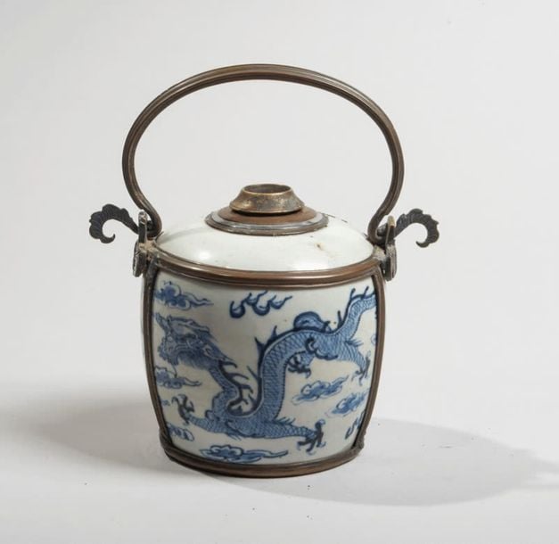Pipe à eau en porcelaine à décor en bleu sous couverte de dragon pourchassant la perle enflammé