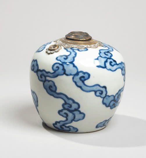 Pipe à eau en porcelaine à décor en bleu sous couverte de nuages stylisé