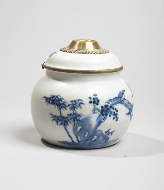 Pipe à eau en porcelaine à décor en bleu sous couverte de papillons et fleur