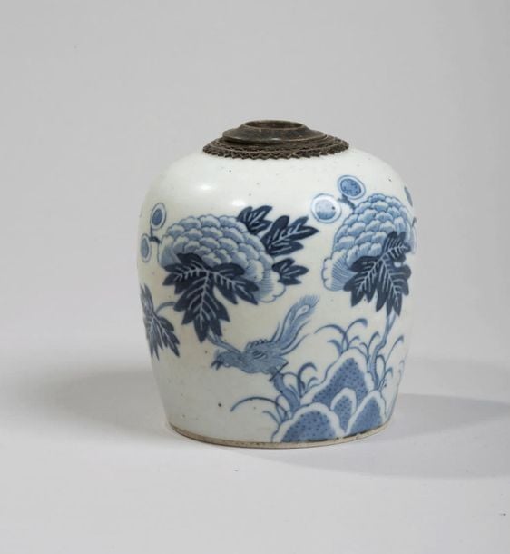 Pipe à eau en porcelaine décorée en bleu sous couverte d'oiseau parmi les pivoines et poèm