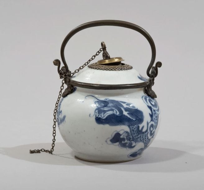 Pipe à eau en porcelaine décorée en bleu sous couverte d'un dragon parmi les nuage