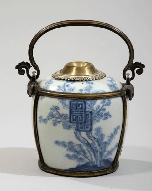 Pipe à eau en porcelaine décorée en bleu sous couverte de deux caractères «tho» (longévité) dans un prunier en fleurs et poèm