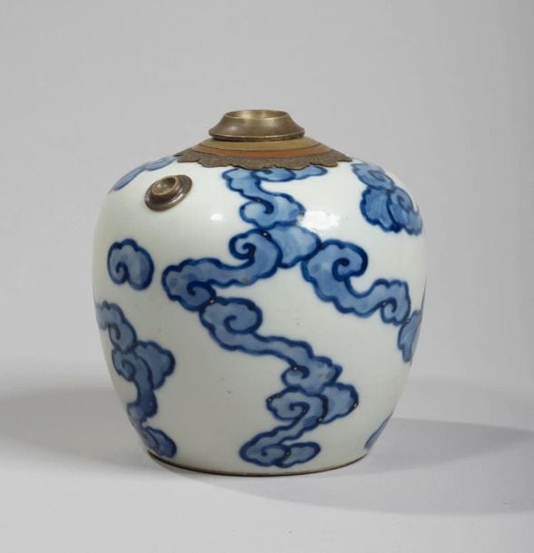Pipe à eau en porcelaine décorée en bleu sous couverte de nuage