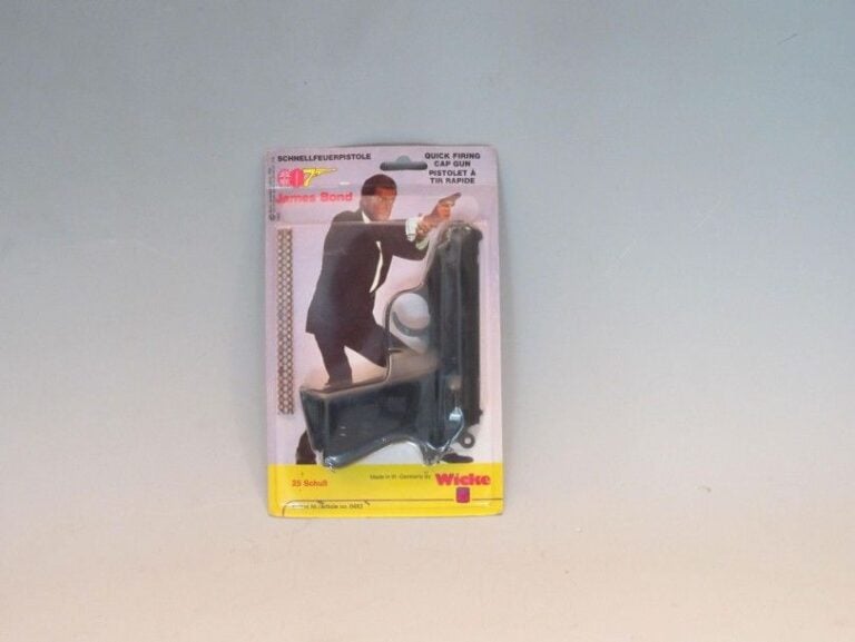 Pistolet James Bond 007 par WICKE sous le n°0482 en carte bliste
