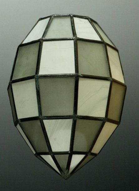 Plafonnier ovoïde à corps facetté en damier à plaquettes de verre opaque et blanc laiteux, dit verre américai