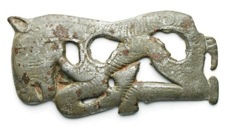 PLAQUE AU CHEVAL Plaque en bronze étamé en forme de cheval couch