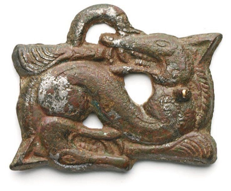 PLAQUE AUX LOUPS Plaque munie d'un passant, en forme de deux loups tête-bêch