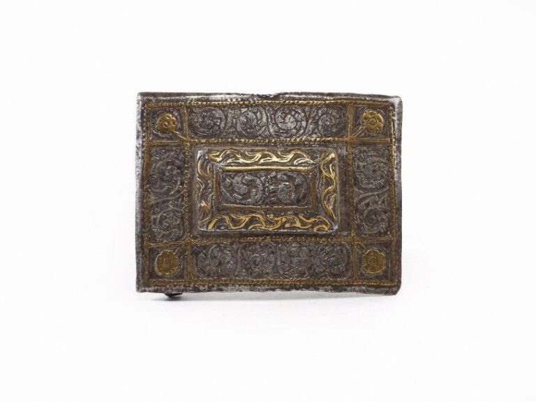 Plaque de ceinture à décor de rinceaux Fer gravé incrusté de laiton Iran ou Afghanistan, XIXe siècle Hauteur: 6; Largeur: 8 cm