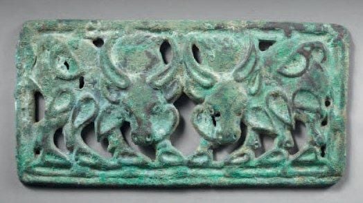 Plaque de ceinture ajourée présentant deux boeufs à bosse, opposé