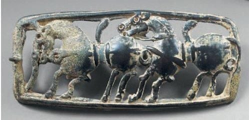 Plaque de ceinture avec deux chevaux harnachés se suivan