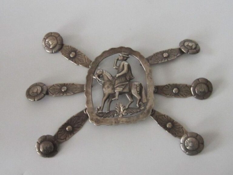 Plaque de ceinture de gaucho en argent avec médaillon central ajouré « gaucho à cheval » d’où partent 6 plaquettes rattachées à ce dernie