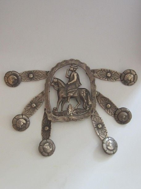 PLAQUE DE CEINTURE DE GAUCHO en argent avec médaillon central ajouré «gaucho à cheval» d'où partent six plaquettes rattachées à ce dernie