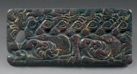 Plaque de ceinture représentant une série de têtes de chevaux ou d'antilopes encadrant deux têtes de bouquetin