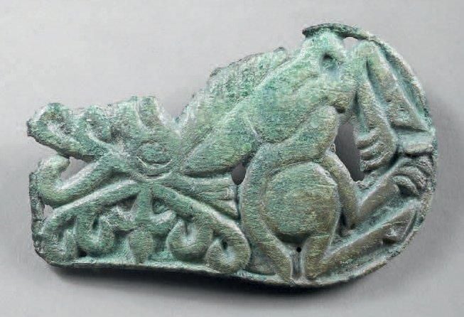 Plaque en bas-relief (élément de ceinture représentant un cerf couché, la tête dressée