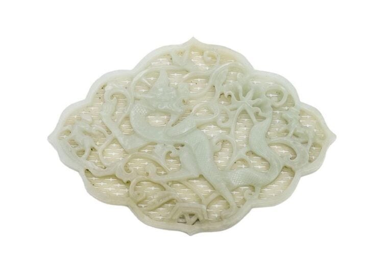 PLAQUE EN JADE NEPHRITE AU UN DRAGON