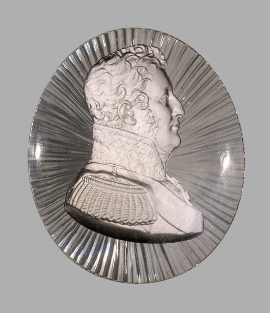 Plaque ovale en cristal à motif rayonnant au revers, orné d'un cristallo-cérame représentant le buste du roi Louis-Philippe en uniform