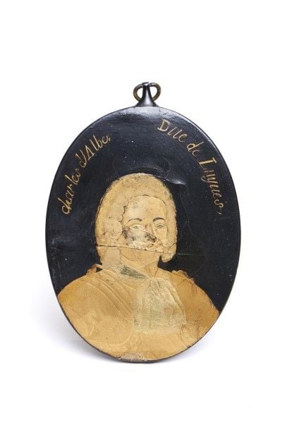 Plaque ovale laqué noire figurant un portrait en laque maki-e dorée de Charles d'Albe(rt), duc de Luynes (1578-1621
