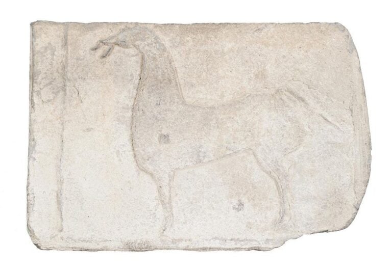 PLAQUE QUADRANGULAIRE EN PIERRE ORNEE AU DEVANT D'UN CHEVAL EN BAS-RELIEF