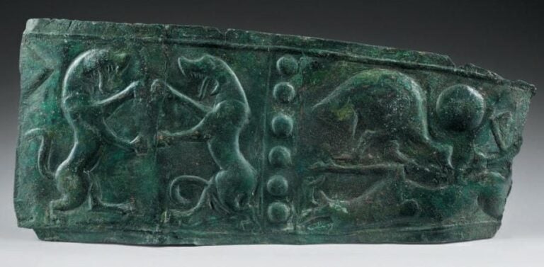 Plaque rectangulaire décorée au repoussé puis gravée de deux lions bondissants s'affrontan